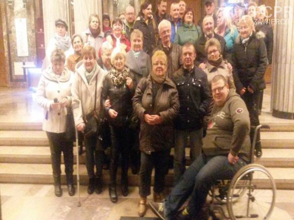 Zdjęcie: Uczestniczki i uczestnicy wyjazdu stoją na schodach wewnątrz Pałacu Kultury